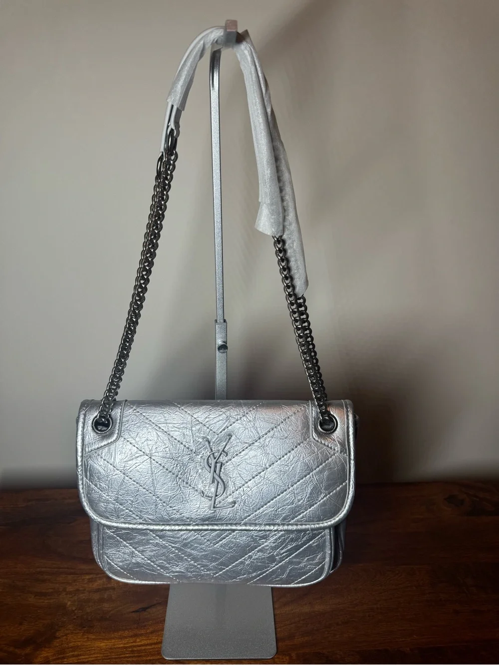 Silver Shoulder Bag; No Brand - Picture 1 of 8